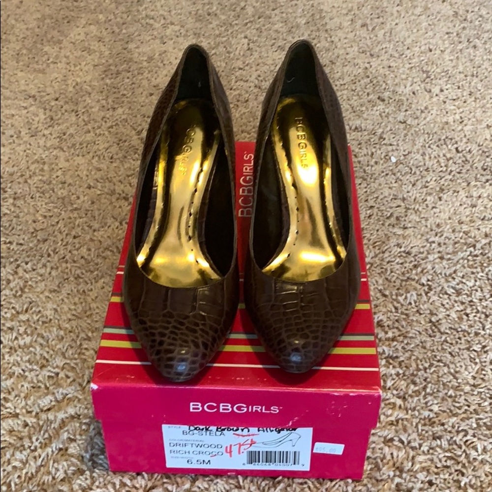 BCBG brown pump size 6.5